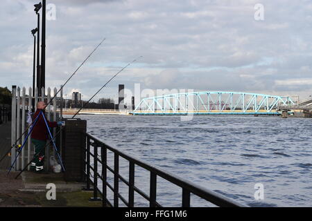 Fischer mit Bootssteg Brücke über den Fluss Mersey, Woodside, Birkenhead, mit Seacombe in der Ferne entnommen. Stockfoto