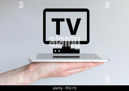 Video-streaming und Internet-TV-Konzept mit Smartphone oder Tablet. Hand mit modernen weißen Tablet oder Smartphone Stockfoto