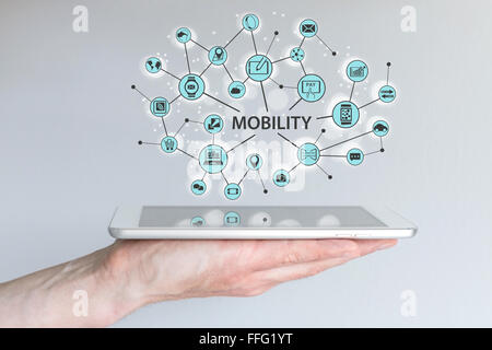 Mobilitätskonzept. Männliche Hand mit modernen Smartphone oder Tablet mit Illustration von mobilen Geräten. Stockfoto