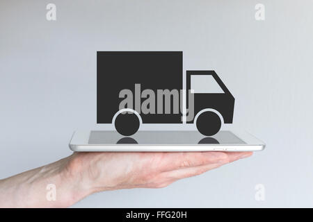 Digitalen Transport / Logistik mit LKW-Symbol auf Tablet Stockfoto