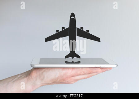 Online-Flug-Buchung-Konzept mit Smartphone oder Tablet. Hand mit modernen Smartphone oder Tablet. Stockfoto