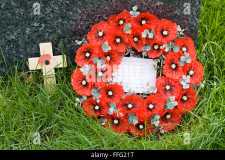 Erinnerung an unsere gefallenen Helden des Krieges Holzkreuz und Kranz Stockfoto