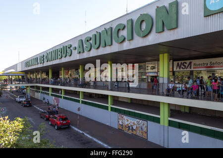 Asuncion, Paraguay. Februar 2016. Außenansicht des Terminal de Omnibus de Asuncion (Asuncion Bus Terminal), wird an diesem sonnigen Morgen in Asuncion, Paraguay, gesehen. Quelle: Andre M. Chang/Alamy Live News Stockfoto