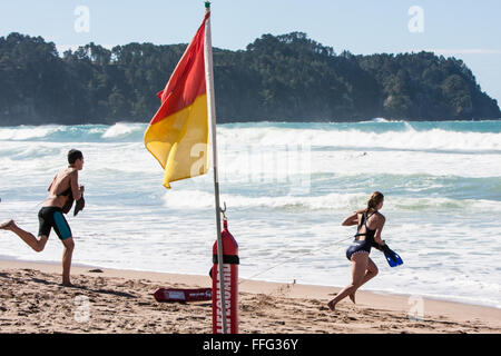 Rettungsschwimmer,Laufen, Training, Sitzung, AT, Warmwasser, Strand, Ostküste der Coromandel Peninsula, Nordinsel, Neuseeland. Hot Water Beach, Süden, von, Hahei Stockfoto