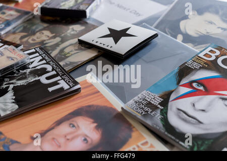David Bowie - Sammlung von Alben Vinyl, CDs und Zeitschriften Erinnerungsstücke mit David Bowies Bild Stockfoto