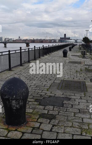 Alten stillgelegten Dock in Woodside, Birkenhead, Liverpool Kathedralen und Waterfront in der Ferne zeigen. Stockfoto