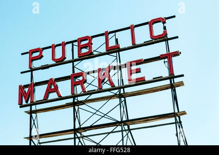 Am öffentlichen Markt Zeichen vor einem blauen Himmel über dem Pike Place Market in Seattle. Stockfoto