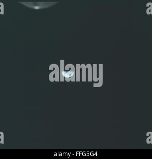 Das ist die komplette, unbearbeitete Sammlung der Apollo 16-Mission. Es enthält Bilder der Astronauten John Young, Charles Duke und Ken Mattingly, ihre Mondaktivitäten in der Hadley Rille and Descartes Formation und die Nutzung des Lunar Roving Vehicle. Das Archiv zeigt Momente aus der Weltraum-Race-Ära, wie zum Beispiel Spritzwasser und Mondspaziergänge, und fängt das Mondhochland und die Mondfelsen ein. Stockfoto