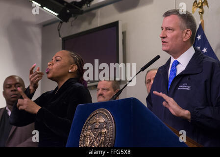 Brooklyn, USA. 13. Februar 2016. Mayor de Blasio spricht vor der Presse. Als Rekord-kaltem Wetter und Arktische Winde Ansatz der Großraum Bürgermeister Bill de Blasio eine Pressekonferenz im Office of Emergency Management Umriss-Schritte, die die Stadt unternimmt, um die Sicherheit der Obdachlosen, Ressourcen zur Verfügung, die ohne Hitze zu gewährleisten und die Schritte zur potenziellen Baustelle Unfälle zu minimieren. Bildnachweis: Albin Lohr-Jones/Pacific Press/Alamy Live-Nachrichten Stockfoto