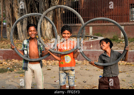 Dhaka, Bangladesch. 13. Februar 2016. Bangladeshi Slumkinder gestellt werden mit abgelehnten Reifen am Agargaon in Dhaka, Bangladesch. Am 13. Februar 2016 Credit: Mamunur Rashid/Alamy Live-Nachrichten Stockfoto