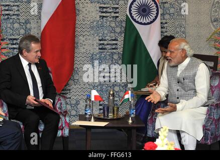 Der indische Premierminister Narendra Modi hält ein bilaterales Treffen mit der stellvertretende Ministerpräsident von Polen, Dr. Piotr Glinski während der Einweihung der machen in Indien Mitte 13. Februar 2016 in Mumbai, Indien. Stockfoto