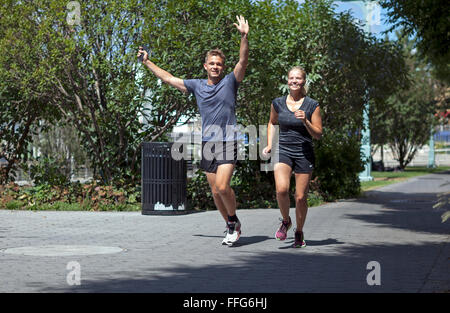 Ein Mann und eine Frau laufen durch den Hudson River Park in Manhattan. Stockfoto