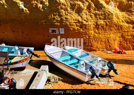 Malerische Küste Ausflugsboote auf Benagil Strand in Portugal Stockfoto