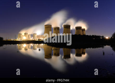 Drax Power Station, North Yorkshire bei Nacht. Stockfoto