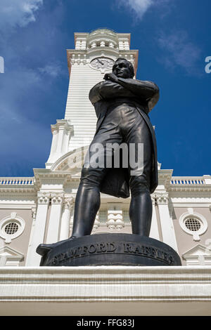 Statue von Sir Stamford Raffles, Victoria Theater und Konzerthalle, Singapur Stockfoto