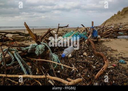 Süd-Wales, UK. 13. Februar 2016. Das Ergebnis der jüngsten orkanartigen Winden und hohen Gezeiten hinterlassen eine Spur der Verschmutzung, einschließlich Kunststoff, Pembrey Sands (Cefn Sidan), Pembrey Country Park, in der Nähe von Llanelli, Carmarthenshire, Wales, UK angespült. Inmitten der Trümmer sind Soft-Shell Muscheln oder Sand Gapers (Mya Arenaria) von Carmarthen Bay, auch durch die Flut gestrandet. © Algis Motuza/Alamy Live News Bildnachweis: Algis Motuza/Alamy Live-Nachrichten Stockfoto