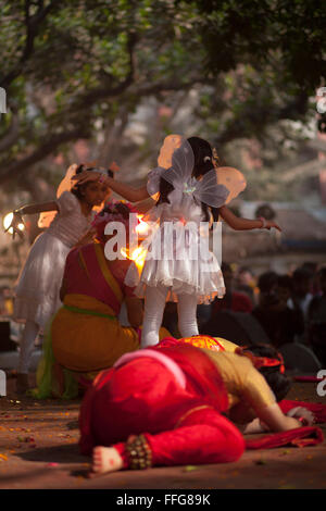 Dhaka, Bangladesch. 13. Februar 2016. Ziegel in Dhaka, Bangladesch am 13. Februar 2016. Flammendes Rot und gelb sind die repräsentativen Farben der Pohela Falgun. Pohela Falgun, wird am ersten Tag des Frühlings in Bengali Monats der Kongresspartei, heute mit Blumen, Gedichten, Liedern und Tänzen gefeiert. Es bringt Freude und Farben sowohl in der Natur und Leben. Nachdem die Trockenheit des Winters, neue Blätter schmückt Start wieder herauskommen und die Natur die Zweige mit neuen bunten Blumen wie Shimul, Polash und Ringelblume. Vor allem die "Krishnachura" bringt zunächst die Nachricht des Frühlings. Hunderte von Menschen trat © Stockfoto