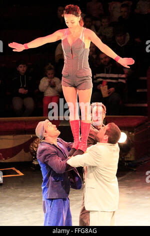 Blackpool Tower, Lancashire, UK, 13. Februar 2106.  UK Premier Leistung des Akoreacro.  Akoreacro eine sehr lebendige Show mit schnellen Akrobatik und eine gewaltige Mischung aus hoher Zirkus Kompetenzen mit dem gesamten Ensemble fliegen durch die Luft, landet bei wirklich gefährlichen Höhen; ein wörtlicher Schwarm von akrobatische Stücke und Kunststücke durchgeführt bei der UK-Premiere in Blackpool. Die enorme Energie der Künstler wird gestützt durch eine live-musikalische Begleitung durchgeführt direkt auf der Bühne mit Anspielungen auf bestimmte Begriffe wie Accord (Akkord), Corps (Körper) und Acro (Acrobat). Bildnachweis: Cernan Elias/Alamy Live Stockfoto