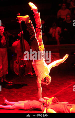 Blackpool Tower, Lancashire, UK, 13. Februar 2106.  UK Premier Leistung des Akoreacro.  Akoreacro eine sehr lebendige Show mit schnellen Akrobatik und eine gewaltige Mischung aus hoher Zirkus Kompetenzen mit dem gesamten Ensemble fliegen durch die Luft, landet bei wirklich gefährlichen Höhen; ein wörtlicher Schwarm von akrobatische Stücke und Kunststücke durchgeführt bei der UK-Premiere in Blackpool. Die enorme Energie der Künstler wird gestützt durch eine live-musikalische Begleitung durchgeführt direkt auf der Bühne mit Anspielungen auf bestimmte Begriffe wie Accord (Akkord), Corps (Körper) und Acro (Acrobat). Bildnachweis: Cernan Elias/Alamy Live Stockfoto