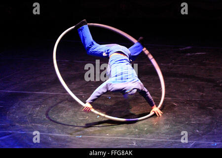 Blackpool Tower, Lancashire, UK, 13. Februar 2106.  UK Premier Leistung des Akoreacro.  Akoreacro eine sehr lebendige Show mit schnellen Akrobatik und eine gewaltige Mischung aus hoher Zirkus Kompetenzen mit dem gesamten Ensemble fliegen durch die Luft, landet bei wirklich gefährlichen Höhen; ein wörtlicher Schwarm von akrobatische Stücke und Kunststücke durchgeführt bei der UK-Premiere in Blackpool. Die enorme Energie der Künstler wird gestützt durch eine live-musikalische Begleitung durchgeführt direkt auf der Bühne mit Anspielungen auf bestimmte Begriffe wie Accord (Akkord), Corps (Körper) und Acro (Acrobat). Bildnachweis: Cernan Elias/Alamy Live Stockfoto