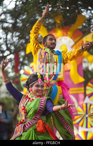 Dhaka, Bangladesch. 13. Februar 2016. DHAKA, Bangladesch - Februar 13: Mädchen aus Bangladesch führen einen traditionellen Tanz während der '' Basanta Utsab'' oder Frühling Festival in Dhaka in Dhaka, Bangladesch am 13. Februar 2016.The lodernden rot und gelb sind die repräsentativen Farben der Pohela Falgun.Pohela Kongresspartei, am ersten Tag des Frühlings in Bengali Monats der Kongresspartei, wird heute mit Blumen, Gedichten, Liedern und Tänzen gefeiert. Es bringt Freude und Farben sowohl in der Natur und Leben. Bildnachweis: ZUMA Press, Inc./Alamy Live-Nachrichten Stockfoto