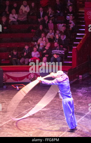 Blackpool Tower, Lancashire, UK, 13. Februar 2106. UK Premier Leistung des Akoreacro. Akoreacro eine sehr lebendige Show mit schnellen Akrobatik und eine gewaltige Mischung aus hoher Zirkus Kompetenzen mit dem gesamten Ensemble fliegen durch die Luft, landet bei wirklich gefährlichen Höhen; ein wörtlicher Schwarm von akrobatische Stücke und Kunststücke durchgeführt bei der UK-Premiere in Blackpool. Die enorme Energie der Künstler wird gestützt durch eine live-musikalische Begleitung durchgeführt direkt auf der Bühne mit Anspielungen auf bestimmte Begriffe wie Accord (Akkord), Corps (Körper) und Acro (Acrobat). Bildnachweis: Mar Photographics/Alamy Li Stockfoto