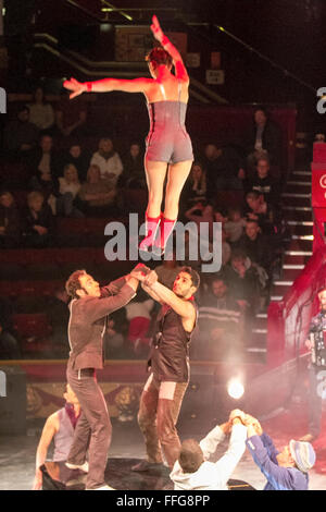 Blackpool Tower, Lancashire, UK, 13. Februar 2106. UK Premier Leistung des Akoreacro. Akoreacro eine sehr lebendige Show mit schnellen Akrobatik und eine gewaltige Mischung aus hoher Zirkus Kompetenzen mit dem gesamten Ensemble fliegen durch die Luft, landet bei wirklich gefährlichen Höhen; ein wörtlicher Schwarm von akrobatische Stücke und Kunststücke durchgeführt bei der UK-Premiere in Blackpool. Die enorme Energie der Künstler wird gestützt durch eine live-musikalische Begleitung durchgeführt direkt auf der Bühne mit Anspielungen auf bestimmte Begriffe wie Accord (Akkord), Corps (Körper) und Acro (Acrobat). Bildnachweis: Mar Photographics/Alamy Li Stockfoto