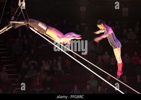 Blackpool, Lancashire, UK, 13. Februar 2106. Britische Premier Leistung von Akoreacro. Akoreacro Eine sehr lebendige Show mit swift Akrobatik und eine wunderbare Mischung aus hohen circus Skills, mit dem gesamten Ensemble durch die Luft fliegen bis hin zu wirklich gefährlichen Höhen; eine wörtliche Schwarm akrobatische Stücke und meisterstücke an den britischen Premier in Blackpool durchgeführt. Die enorme Energie der Künstler durch eine live musikalische Begleitung gestärkt werden direkt auf der Bühne mit Anspielungen auf bestimmte Begriffe wie Accord (Chord), Corps (Körper), und Acro (Acrobat). Stockfoto