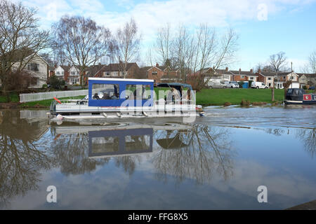 Reisende, die auf einem Boot entlang des Flusses steigen am Barrow am Soar leicestershire Stockfoto