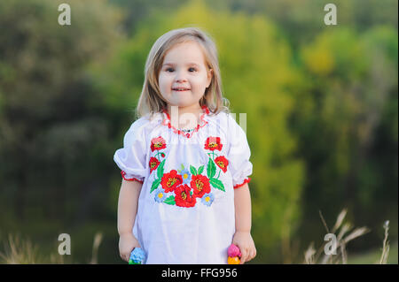 Mädchen 3-Year-Old. Eine Mädchen gekleidet in weißen ukrainischen nationalen Kleid mit aufgestickten Blumen. Stockfoto