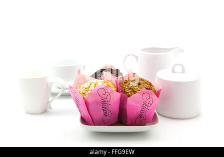 Schokoladen-Muffins auf einem weißen Tisch in einem Luxus-Küche Interieur Stockfoto