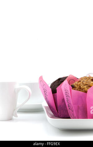 Schokoladen-Muffins auf einem weißen Tisch in einem Luxus-Küche Interieur Stockfoto