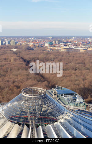 Tiergarten gesehen vorbei an das Dach des Sony Centers in Berlin, Deutschland. Stockfoto