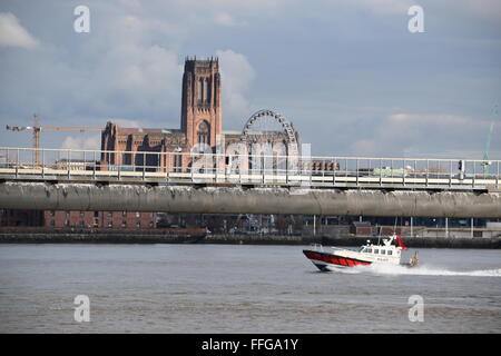 Liverpool Pilot Boot vor Liverpool Anglican Cathedral Stockfoto