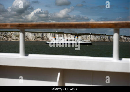 Blick vom Deck einer Fähre nach P & O Fähre auf der Nordsee, vorbei an den weißen Kreidefelsen von Dover entlang des Ärmelkanals Stockfoto