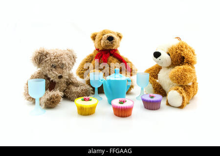 Teddybären Picknick auf einem weißen Hintergrund Stockfoto