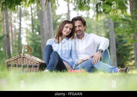 Junge schöne paar Picknick im Sommerpark Stockfoto