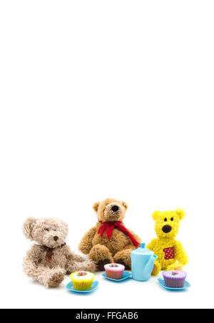 Teddybären Picknick auf einem weißen Hintergrund Stockfoto