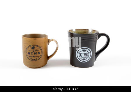 GTMO Souvenirs Guantanamo Bucht Kuba Kaffeetassen braun Stockfoto