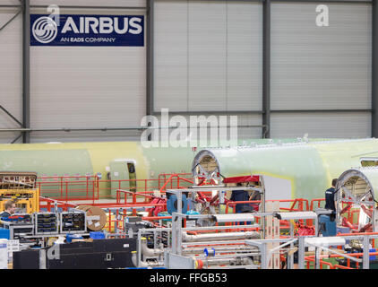 Hamburg, Deutschland. 12. Februar 2016. Flugzeuge der Airbus A320-Serie sind in einer Produktionshalle in Hamburg, Deutschland, 12. Februar 2016 aufgebaut. Foto: LUKAS SCHULZE/Dpa/Alamy Live News Stockfoto