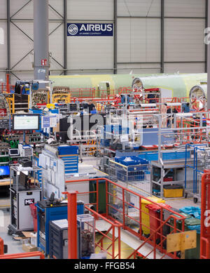 Hamburg, Deutschland. 12. Februar 2016. Flugzeuge der Airbus A320-Serie sind in einer Produktionshalle in Hamburg, Deutschland, 12. Februar 2016 aufgebaut. Foto: LUKAS SCHULZE/Dpa/Alamy Live News Stockfoto