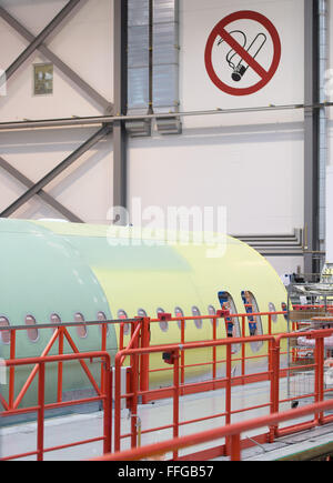 Hamburg, Deutschland. 12. Februar 2016. Flugzeuge der Airbus A320-Serie sind in der Produktionshalle in Hamburg, Deutschland, 12. Februar 2016 montiert. Foto: LUKAS SCHULZE/Dpa/Alamy Live News Stockfoto