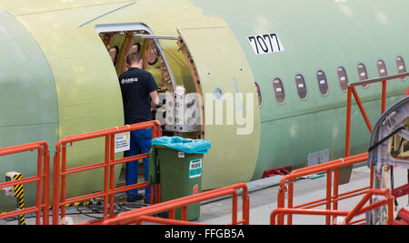 Hamburg, Deutschland. 12. Februar 2016. Flugzeuge der Airbus A320-Serie sind in der Produktionshalle in Hamburg, Deutschland, 12. Februar 2016 montiert. Foto: LUKAS SCHULZE/Dpa/Alamy Live News Stockfoto
