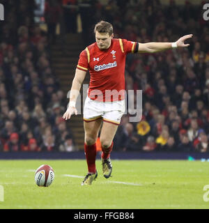 Fürstentum Stadium, Cardiff, Wales. 13. Februar 2016. RBS Six Nations Championships. Wales und Schottland. Walisische fliegen Hälfte Dan Bigger tritt eine Strafe. Bildnachweis: Aktion Plus Sport/Alamy Live-Nachrichten Stockfoto