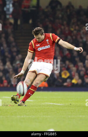 Fürstentum Stadium, Cardiff, Wales. 13. Februar 2016. RBS Six Nations Championships. Wales und Schottland. Walisische fliegen Hälfte Dan Bigger tritt eine Strafe. Bildnachweis: Aktion Plus Sport/Alamy Live-Nachrichten Stockfoto