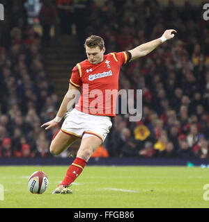 Fürstentum Stadium, Cardiff, Wales. 13. Februar 2016. RBS Six Nations Championships. Wales und Schottland. Walisische fliegen Hälfte Dan Bigger tritt eine Strafe. Bildnachweis: Aktion Plus Sport/Alamy Live-Nachrichten Stockfoto