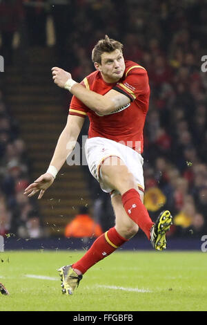 Fürstentum Stadium, Cardiff, Wales. 13. Februar 2016. RBS Six Nations Championships. Wales und Schottland. Walisische fliegen Hälfte Dan Bigger tritt eine Strafe. Bildnachweis: Aktion Plus Sport/Alamy Live-Nachrichten Stockfoto