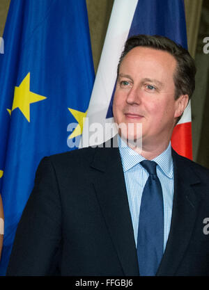 Hamburg, Deutschland. 12. Februar 2016. Großbritanniens Premierminister David Cameron ist Hamburgs erster Bürgermeister Olaf Scholz (nicht abgebildet) vor dem jährlichen Matthiae Abendessen an das Rathaus von Hamburg, Deutschland, 12. Februar 2016 aufgenommen. Großbritanniens Premierminister David Cameron und Bundeskanzlerin Angela Merkel sind Ehrengäste bei der ältesten der Welt. Seit 1356 laden die Staats-und Regierungschefs der Hansestadt Ehrengäste zum Abendessen Matthiae. Foto: CHRISTIAN CHARISIUS/Dpa/Alamy Live News Stockfoto