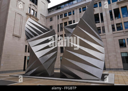 Ein moderne Spirale Stahl Skulptur bekannt als "Engelsflügel" von Thomas Heatherwick in der Nähe von St. Pauls Cathedral, London, Vereinigtes Königreich. Stockfoto