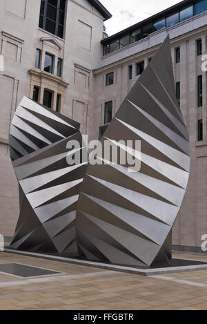 Ein moderne Spirale Stahl Skulptur bekannt als "Engelsflügel" von Thomas Heatherwick in der Nähe von St. Pauls Cathedral, London, Vereinigtes Königreich. Stockfoto